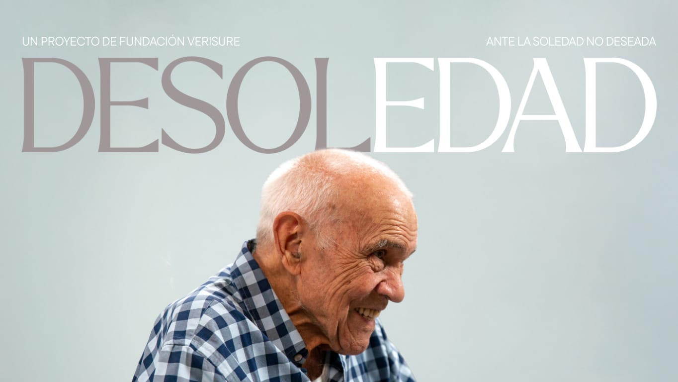 Informe Desoledad 2026: hombre mayor sonriendo bajo el título Desoledad, un proyecto de Fundación Verisure ante la soledad no deseada